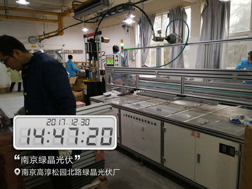 南京綠晶光伏工廠工人加班施工讓2017年不留遺憾
